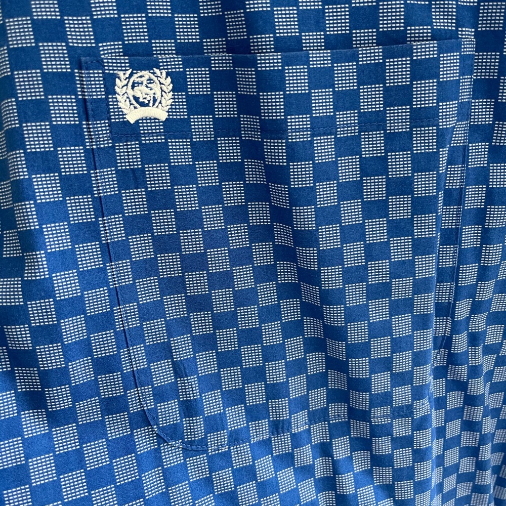 Like new cinch shirt. Size M. Always taken to cleaners never machine washed.